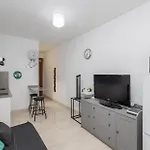 Comfy Renovated Next To The Apartment