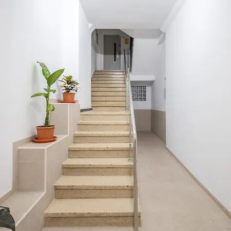 Apartment Comfy Renovated Next To The *