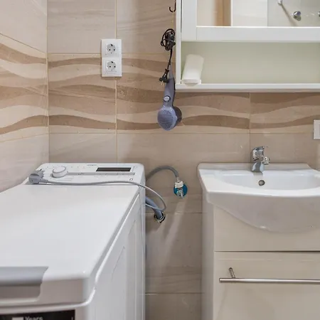 Comfy Renovated Next To The *