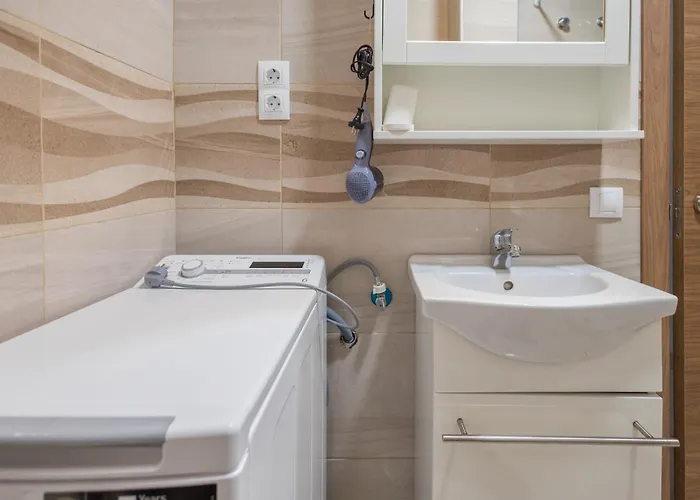 Comfy Renovated Next To The *